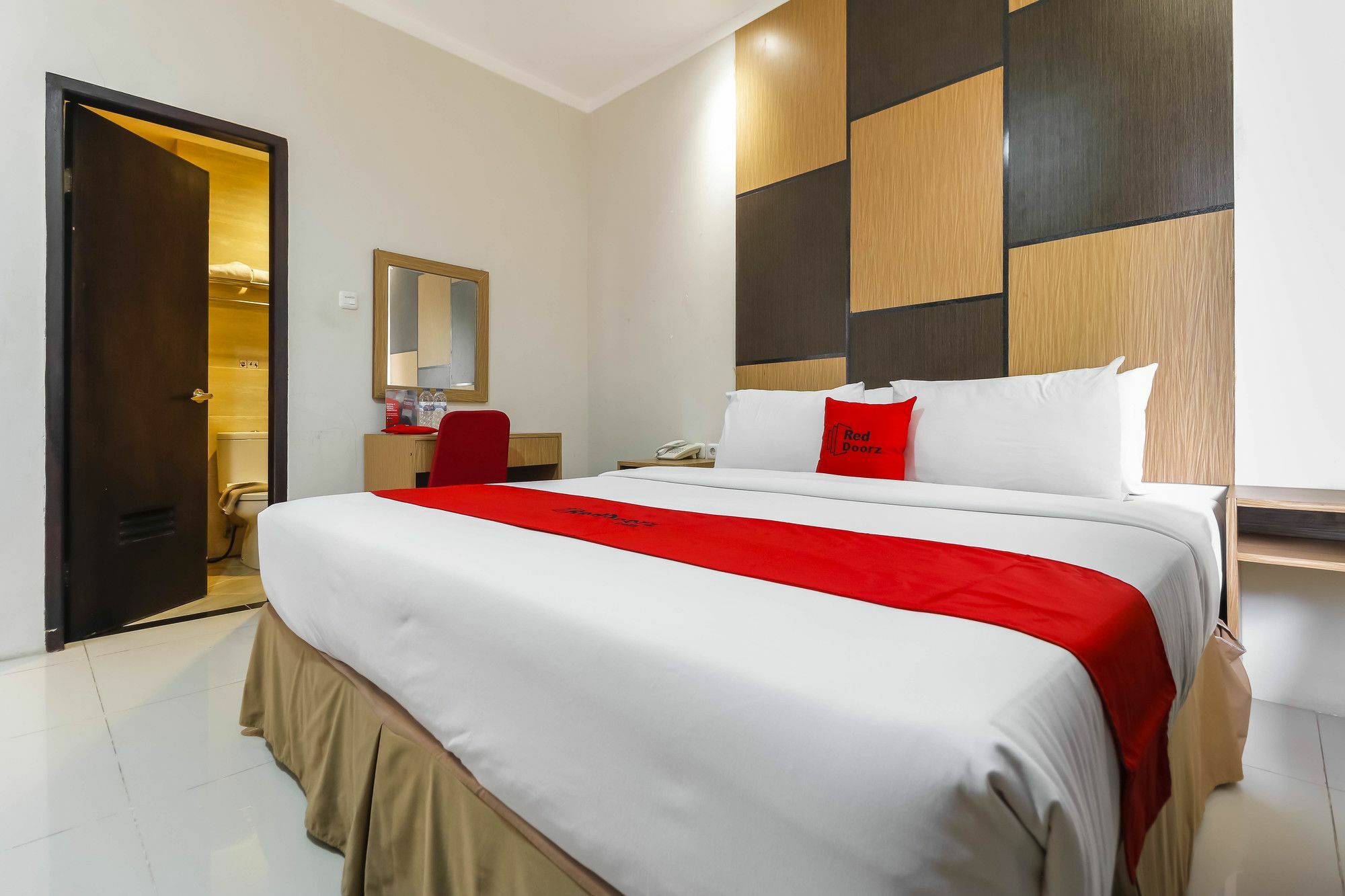 Reddoorz Plus Near Pantai Losari Макасар Екстериор снимка