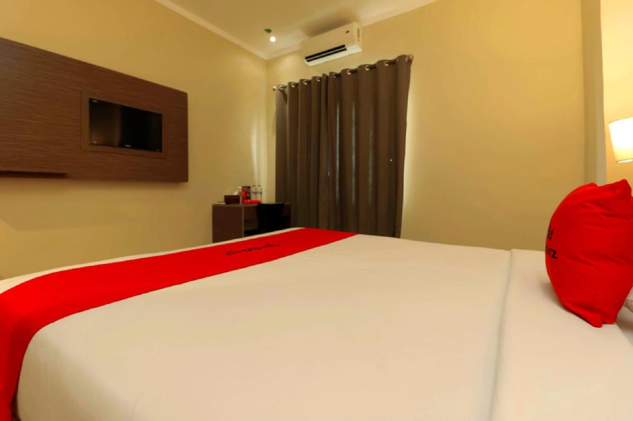 Reddoorz Plus Near Pantai Losari Макасар Екстериор снимка